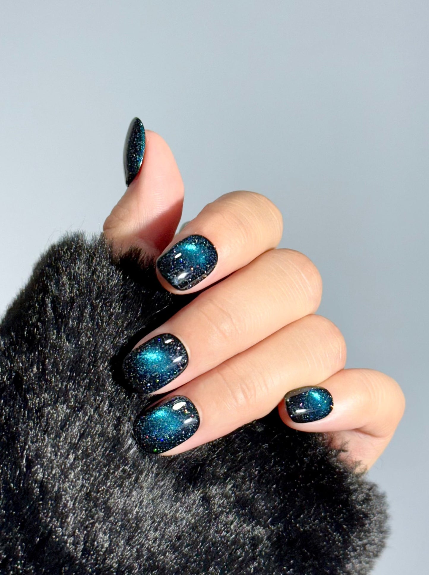 Aurora Green Cat Eye (press-on nail), fist posture