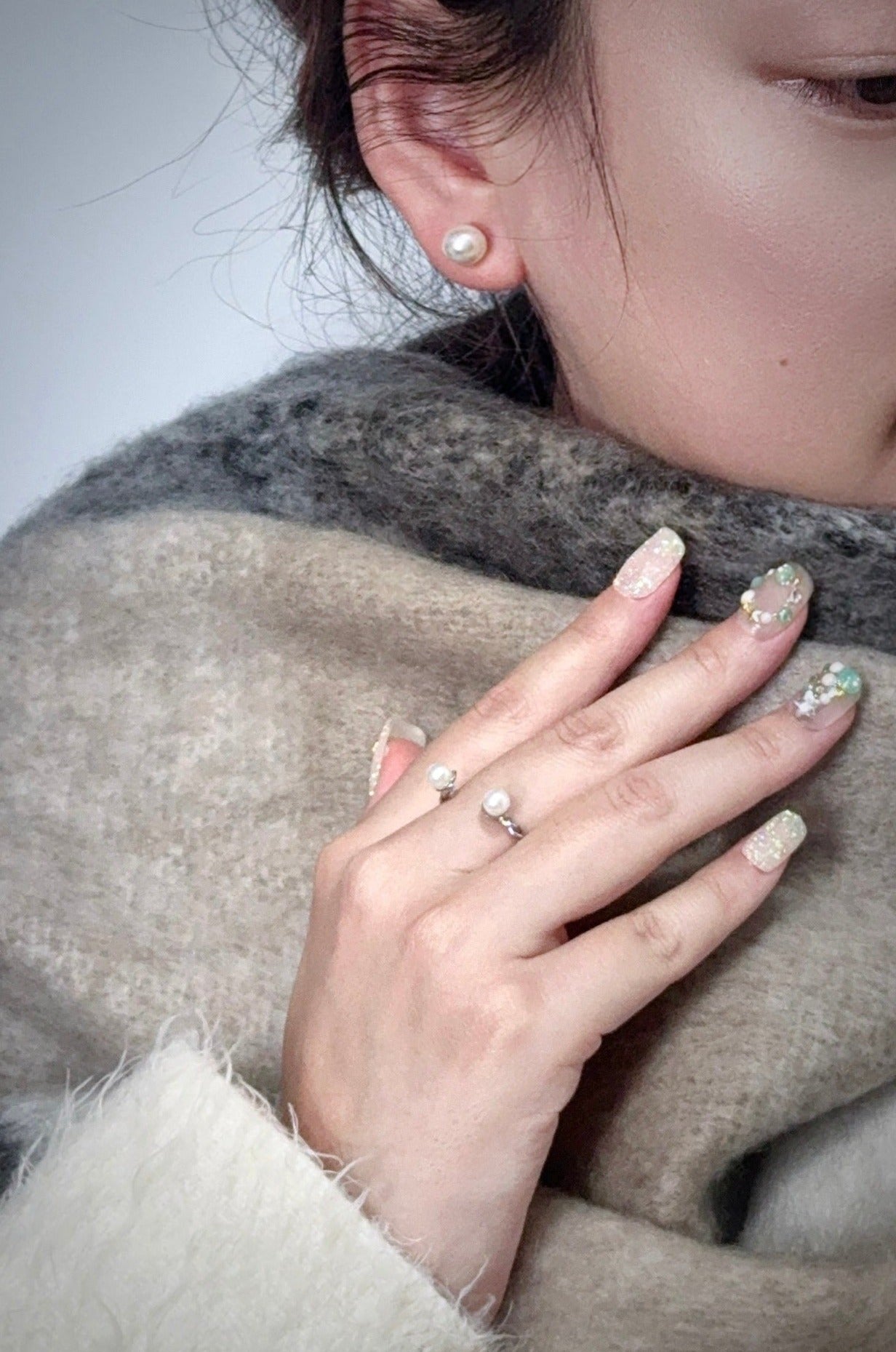 Snowy Christmas press-on nail with scarf and white clothes