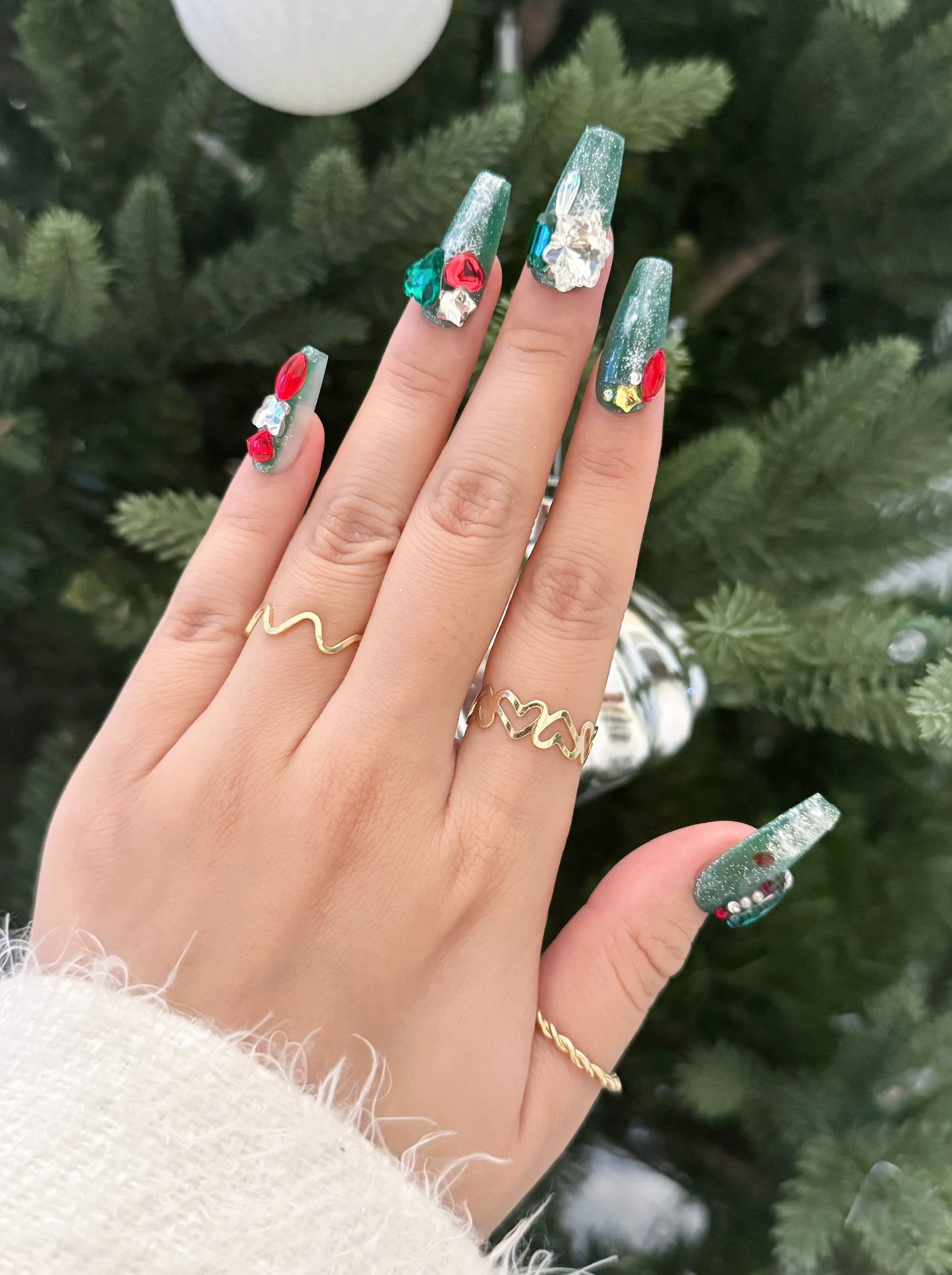 Christmas Splendour press-on nail left hand