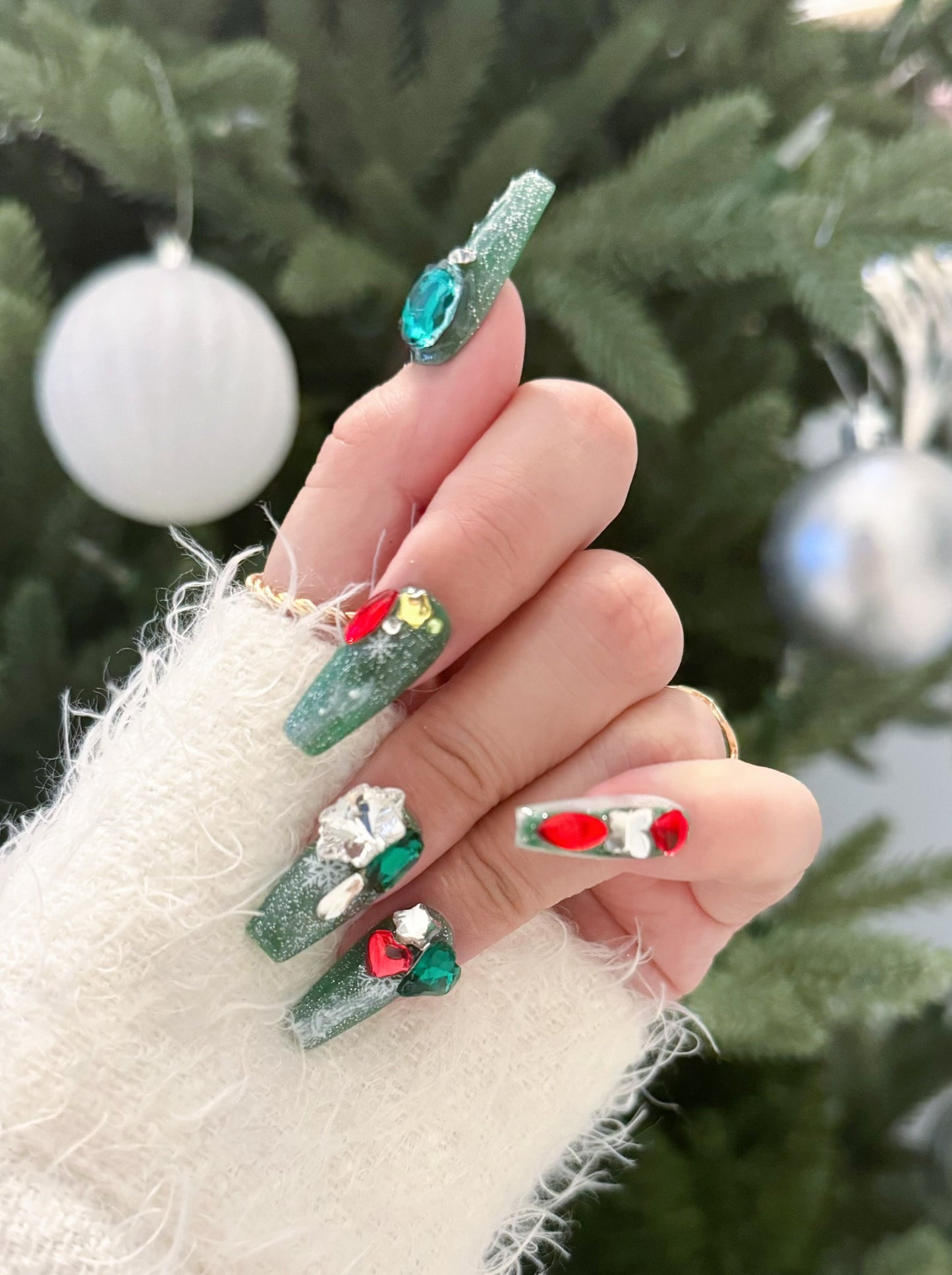 Christmas Splendour press-on nail left hand fist