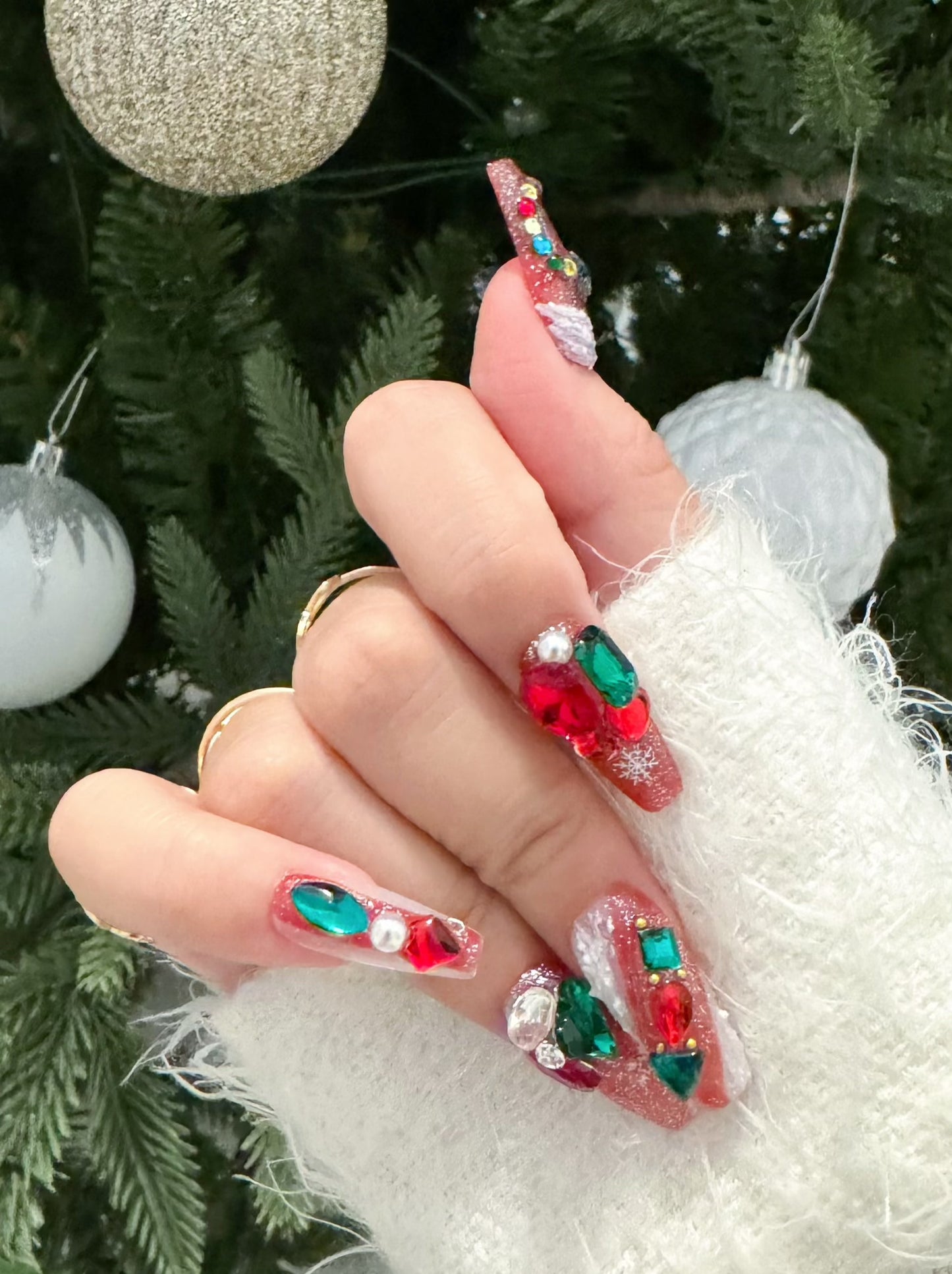Christmas Splendour press-on nail right hand