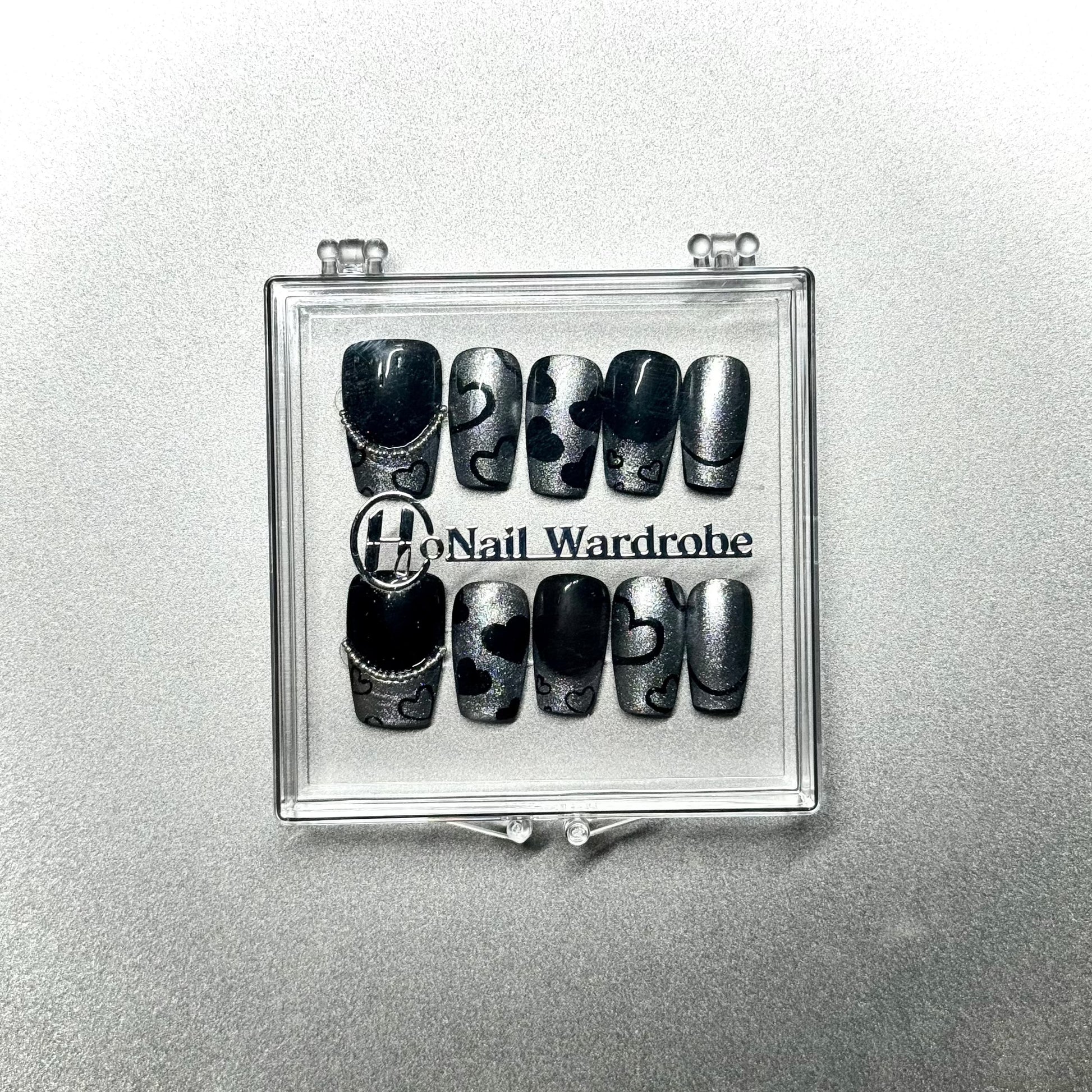 Chic Noir press-on nail in a honail wardrobe box