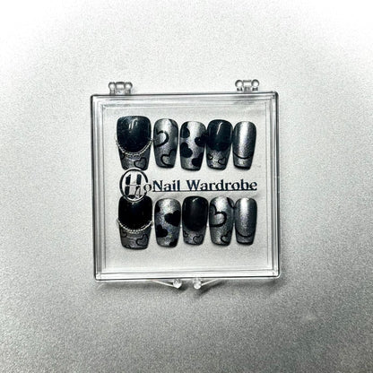 Chic Noir press-on nail in a honail wardrobe box