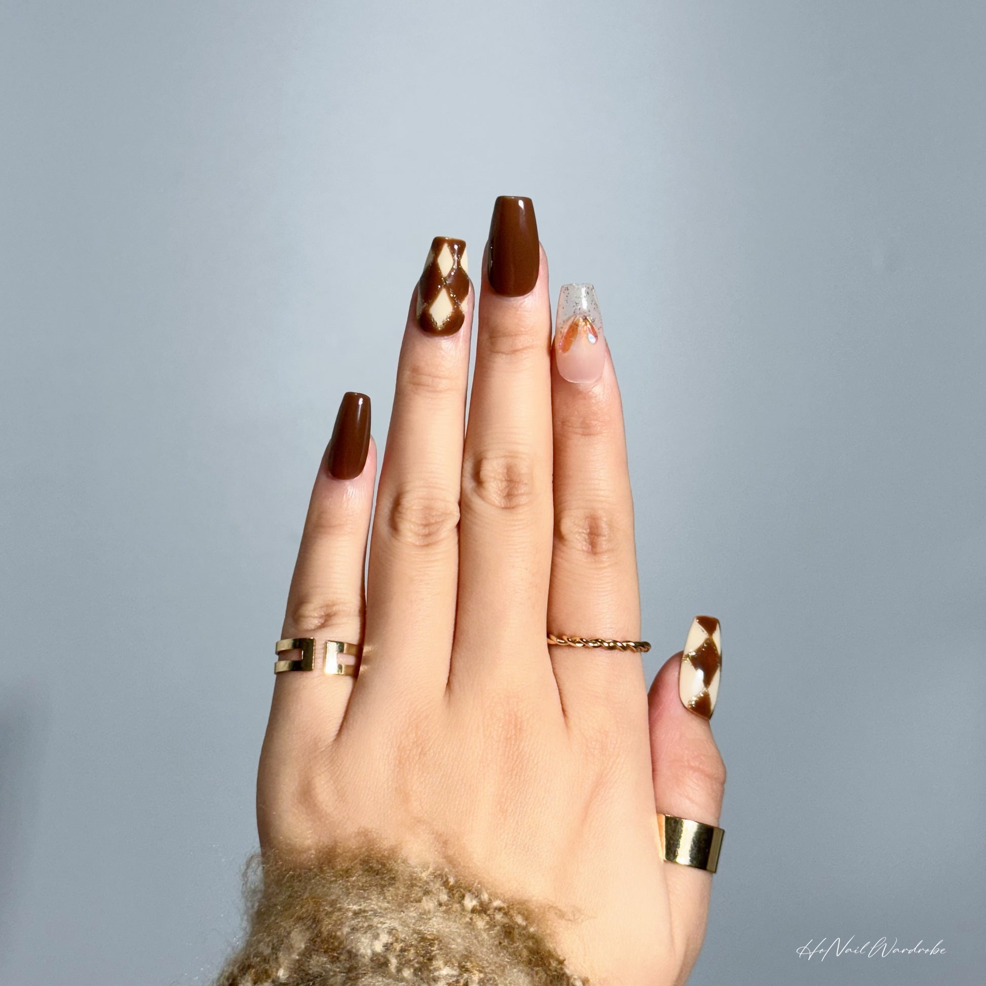 Golden Checkmate Elegance press-on nail front side