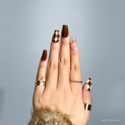 Golden Checkmate Elegance press-on nail front side