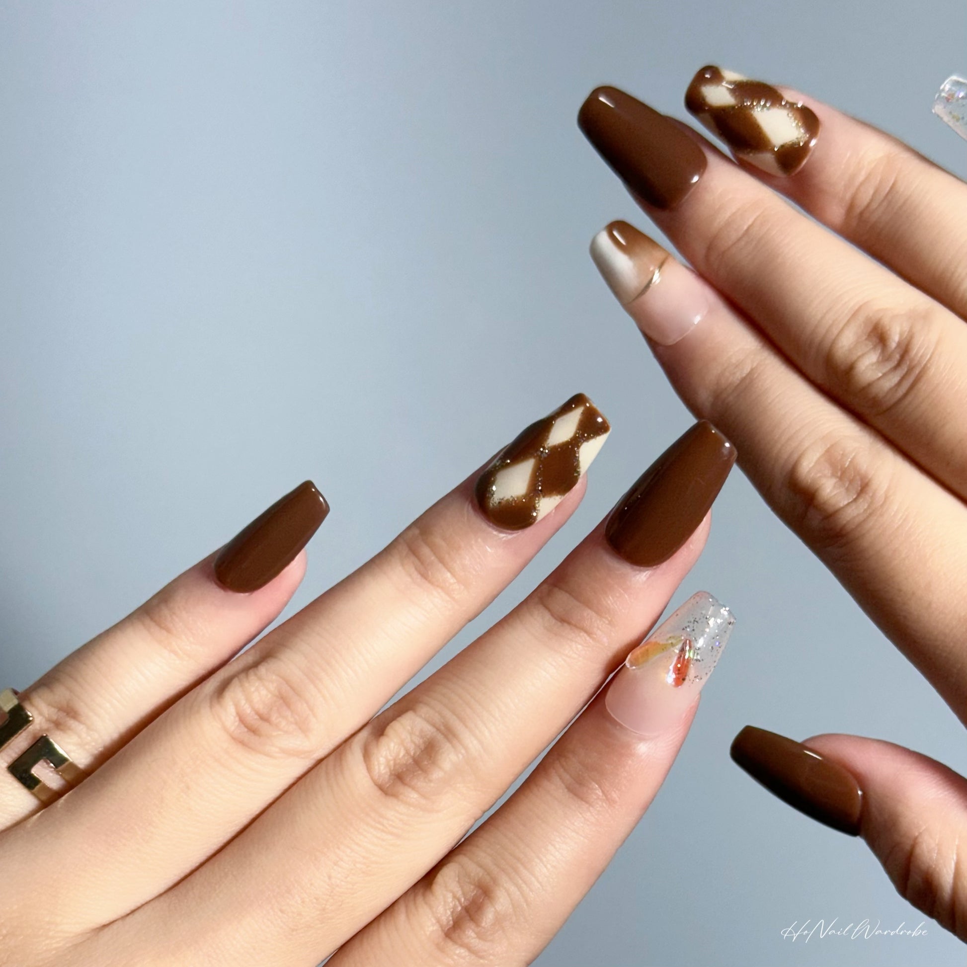 Golden Checkmate Elegance press-on nail two hands