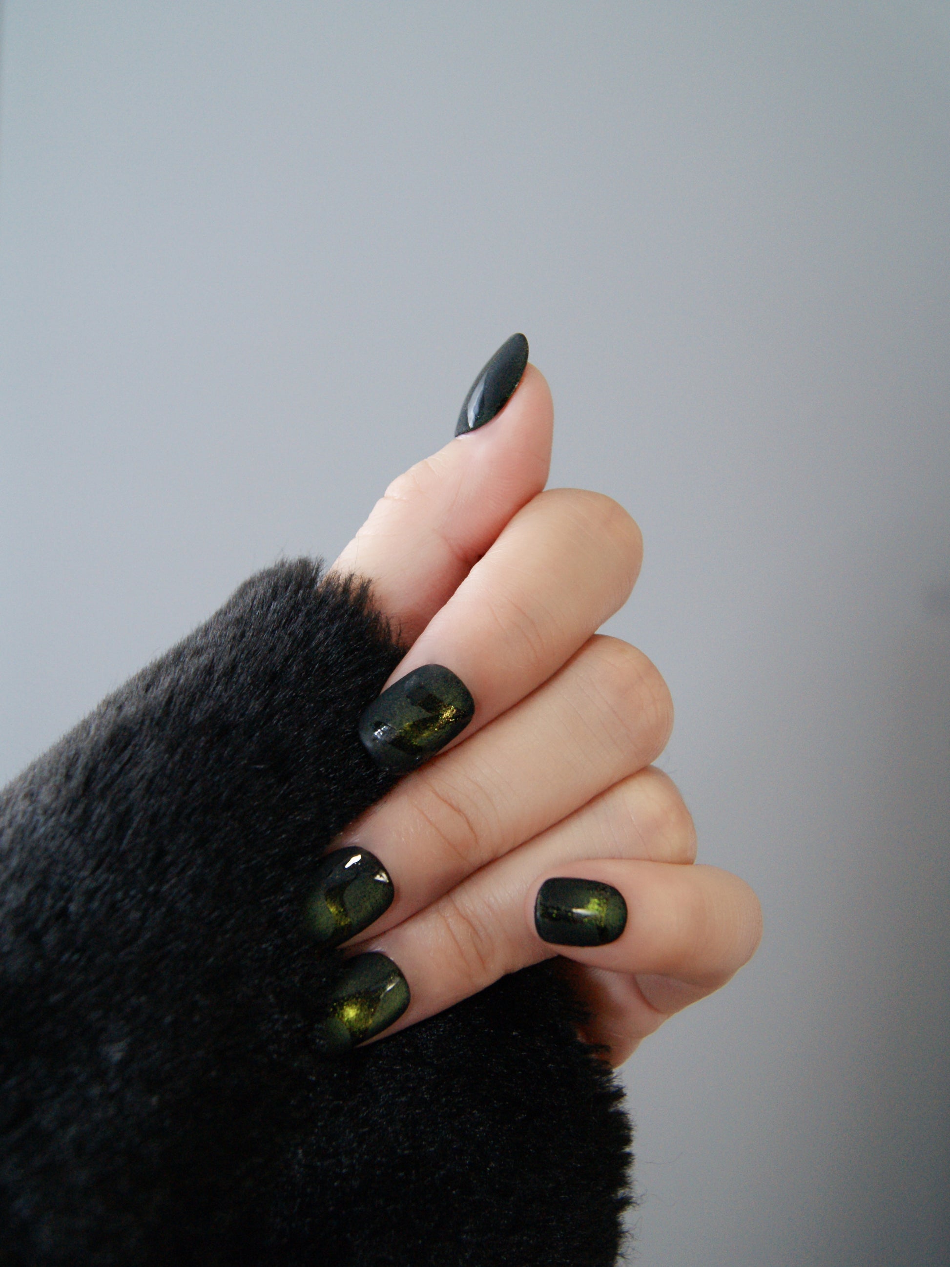 lightning press-on nail, fist posture